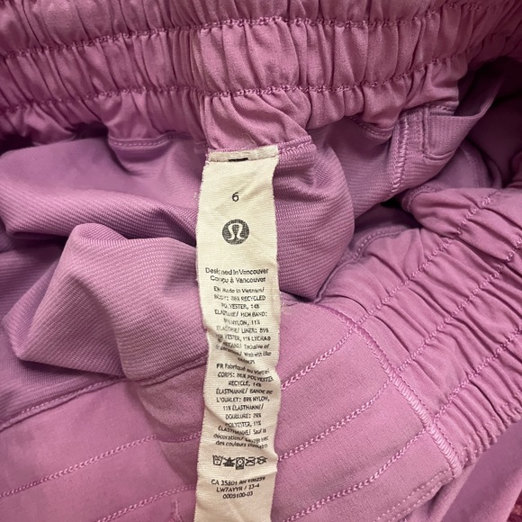 Lululemon Hotty Hot High Rise 2.5 inch shorts in a light pink - Picture 4 of 4